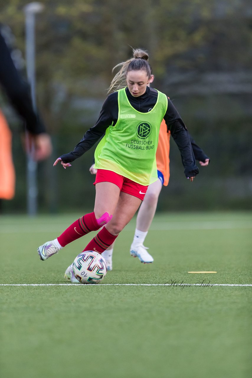 Bild 366 - Co-Trainerin der Frauen Nationalmannschaft Britta Carlson in Wahlstedt